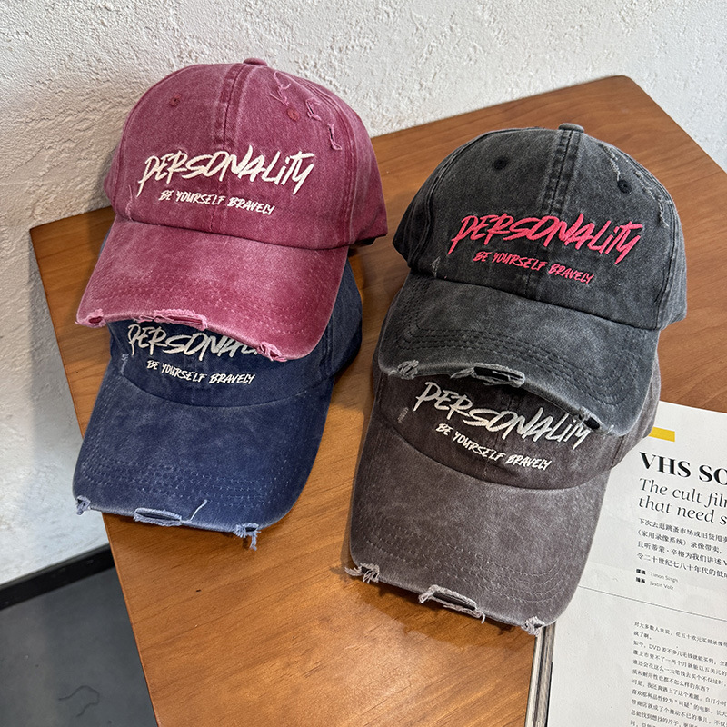 Boné de Baseball Lavado e Desgastado com Letras Rasgadas