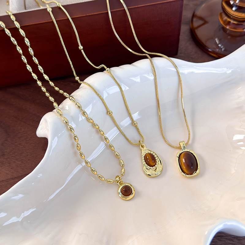 قلادة بقلادة هندسية من عين النمر