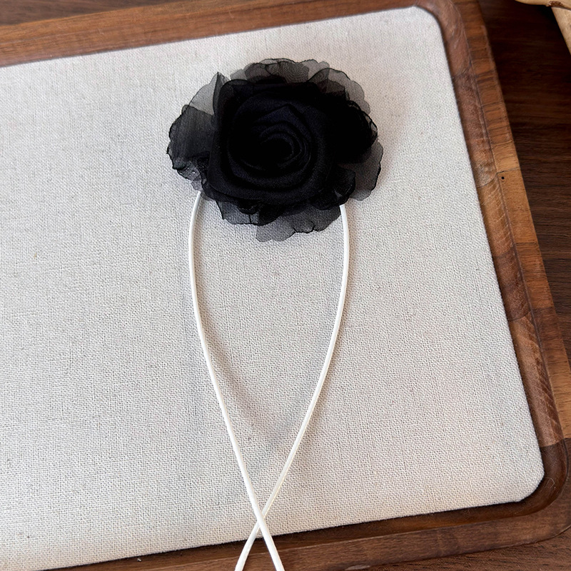 สร้อยคอช็อกเกอร์ดอกกุหลาบแห้งและดอกคาเมลเลีย