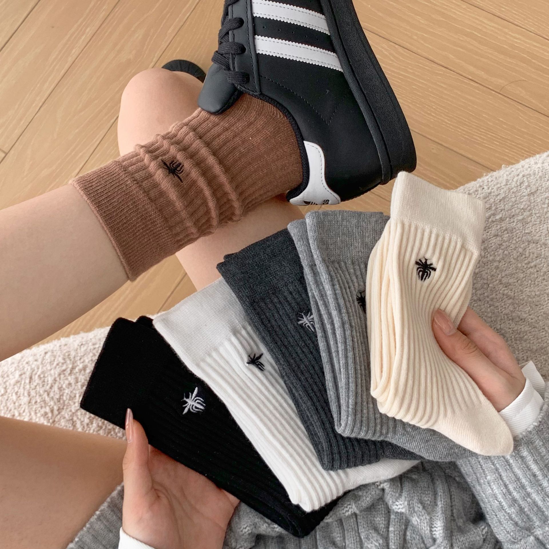 Meias Mid-Calf Bordadas com Abelha