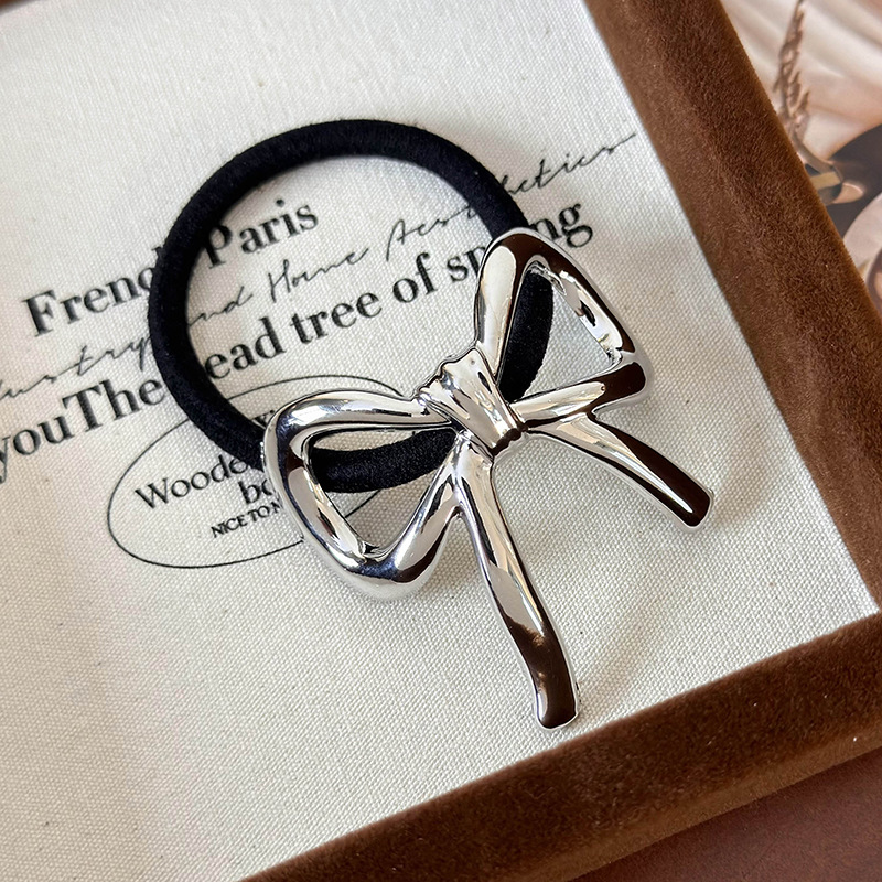 Елегантна гумка для волосся з бантом