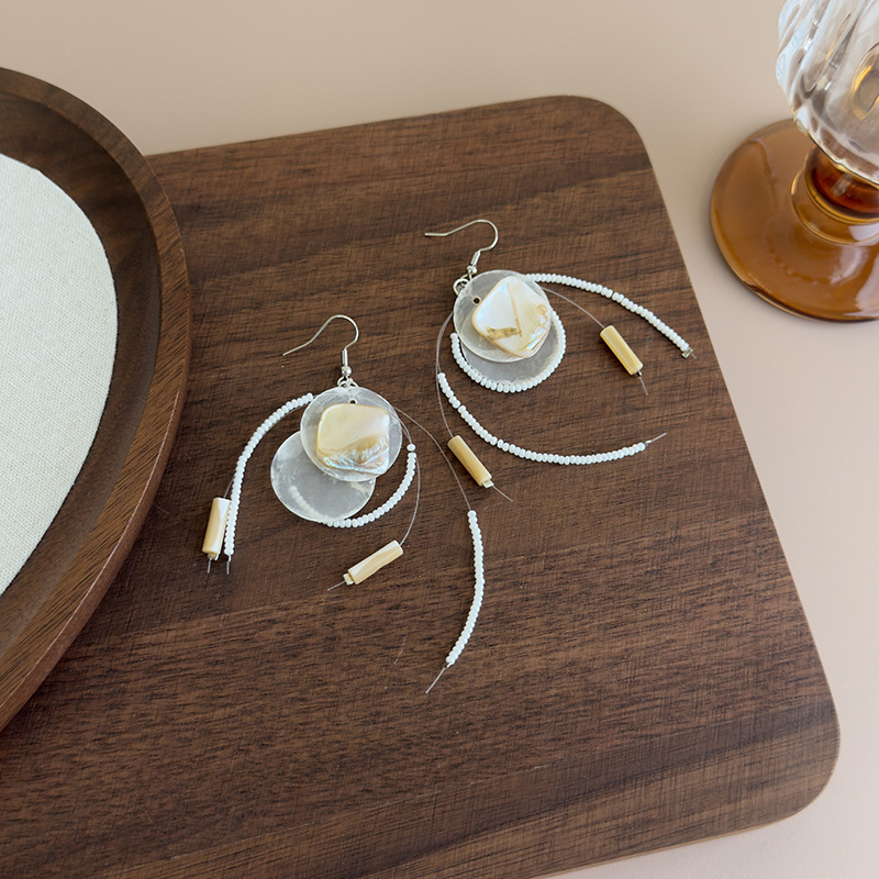 Brincos Longos de Concha com Borlas