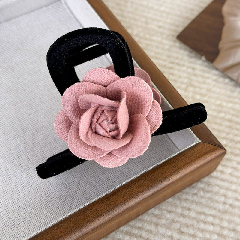 Horquillas y Cintas para el Pelo de Camelia Rosa en Terciopelo Negro