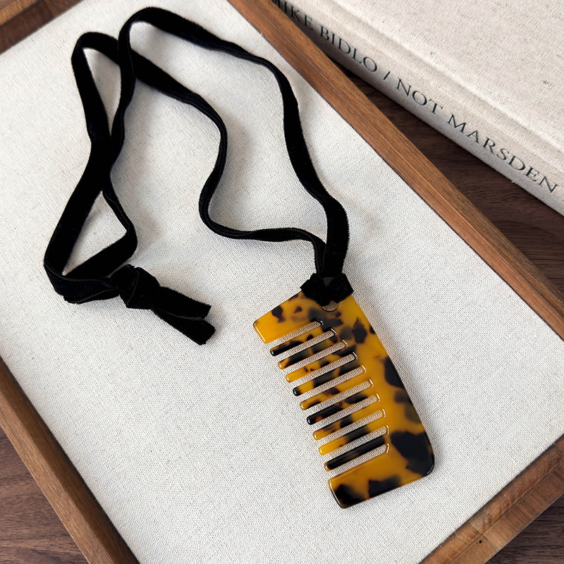 Намисто з кулоном-гребінцем