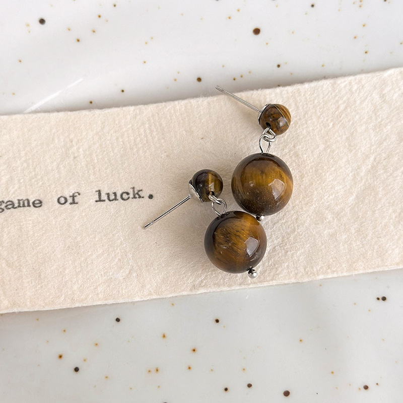 أقراط متدلية من عين النمر