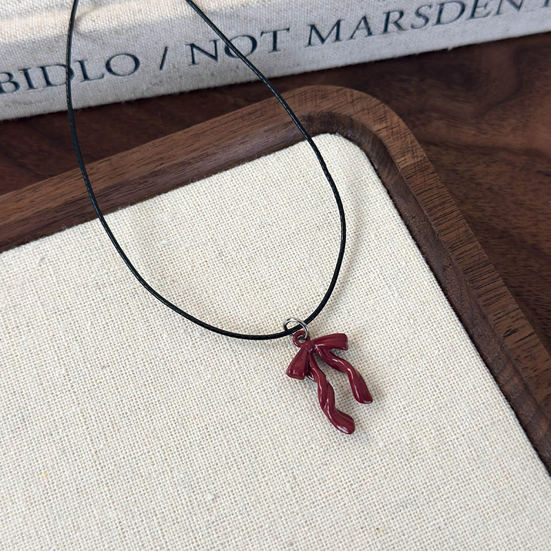 Намисто з Червоним Бантом