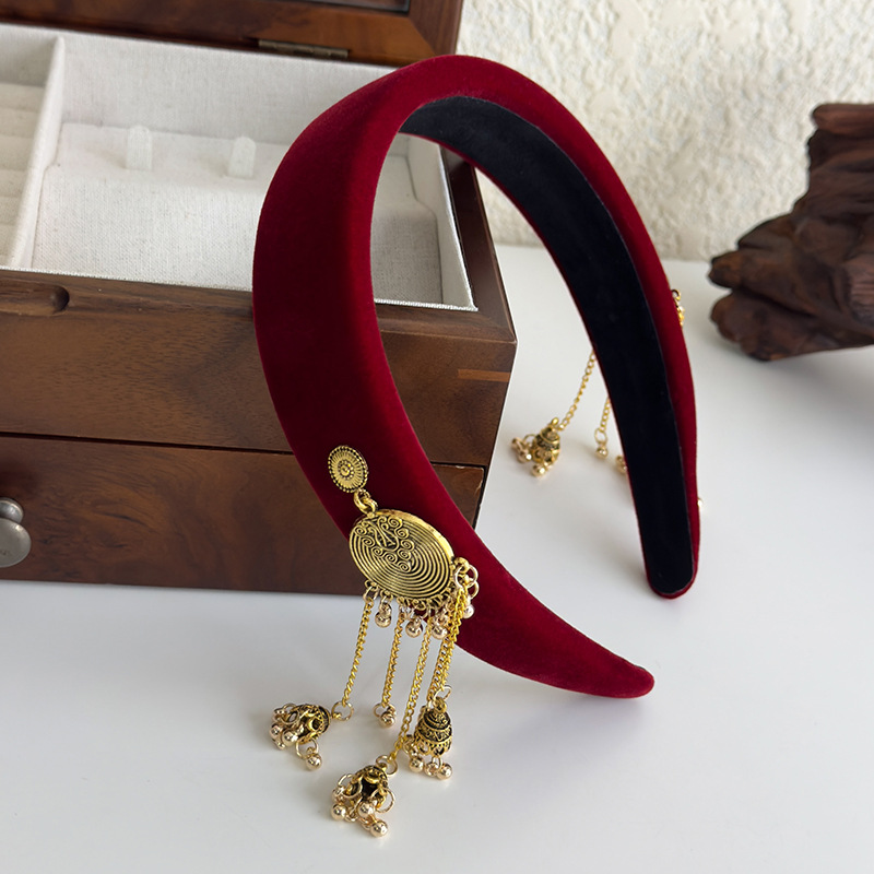 Πλεκτή ζώνη μαλλιών από βελούδο με μεταλλικό μενταγιόν