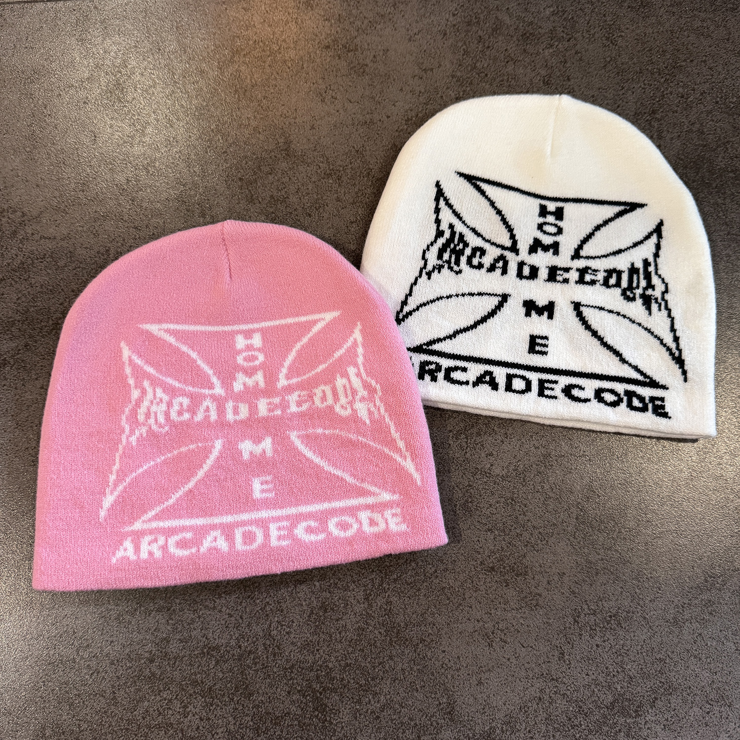 Gorro de Malha com Letras Cruzadas