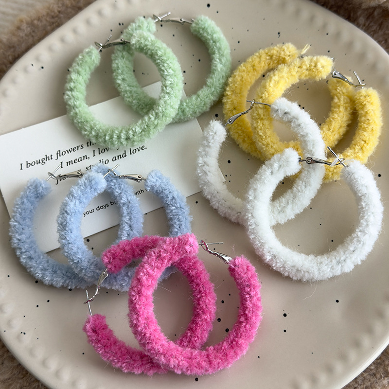 أقراط دائرة ناعمة وطرية