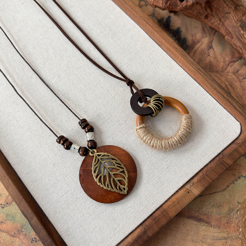 Довге богемне намисто з дерев'яною підвіскою-листком
