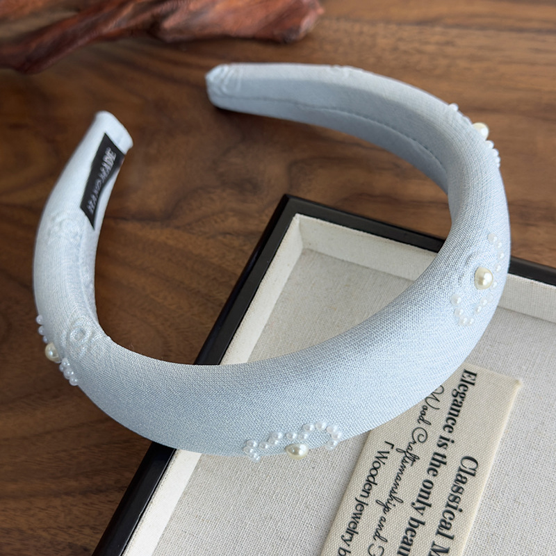 Coleteros y Diademas con Perlas Florales en Relieve