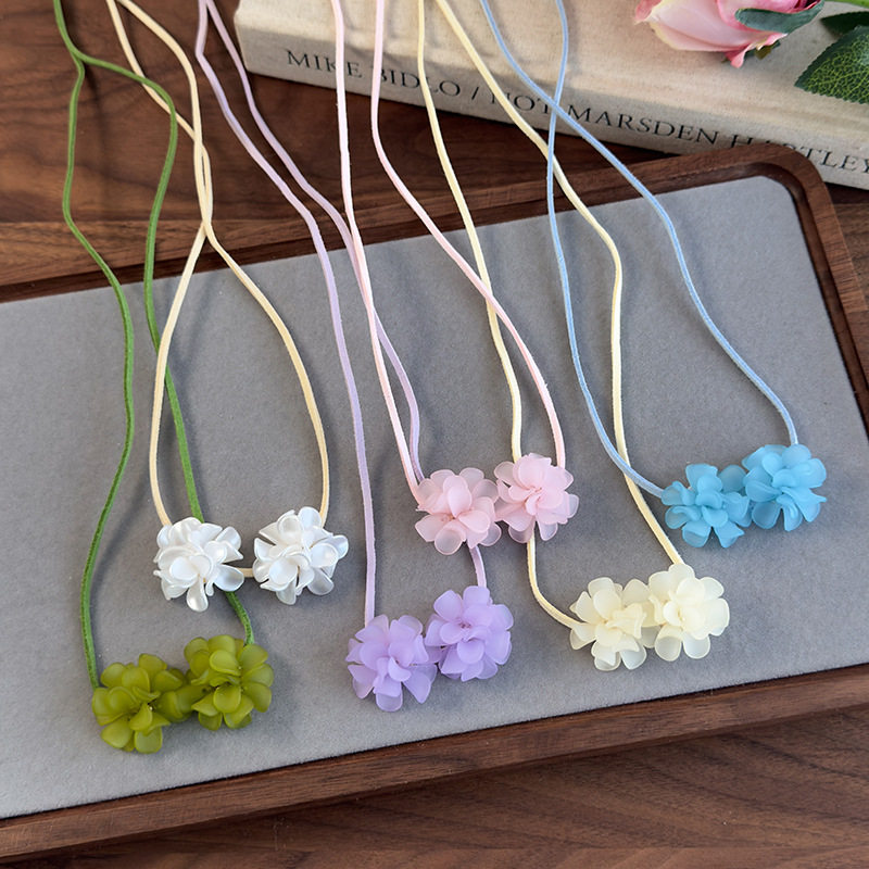 قلادة تشوكر بزهرة الكاميليا