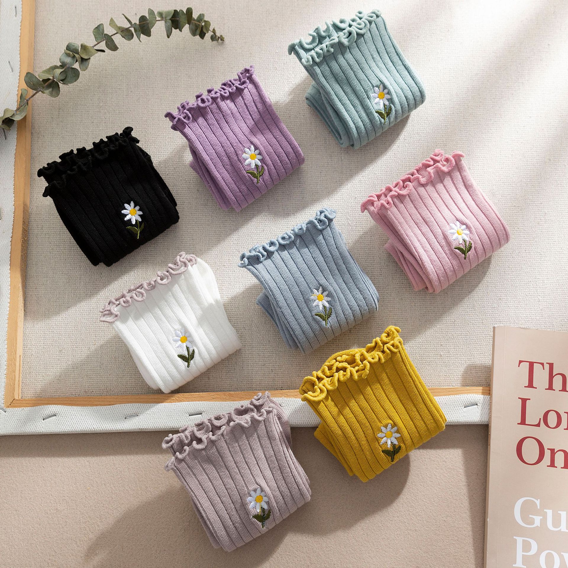 ถุงเท้าผู้หญิงลายดอกเดซี่ปักแบบ Scrunch