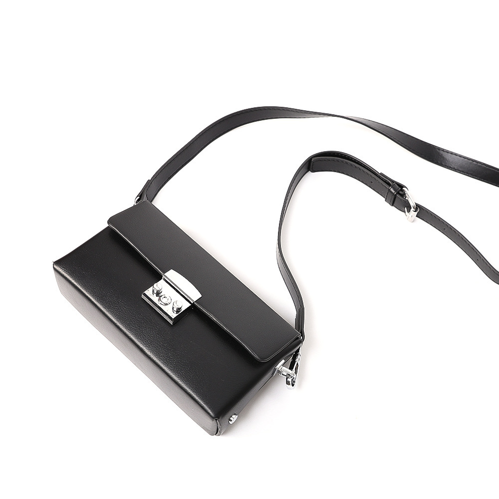 Маленькая квадратная сумка через плечо с цепочкой