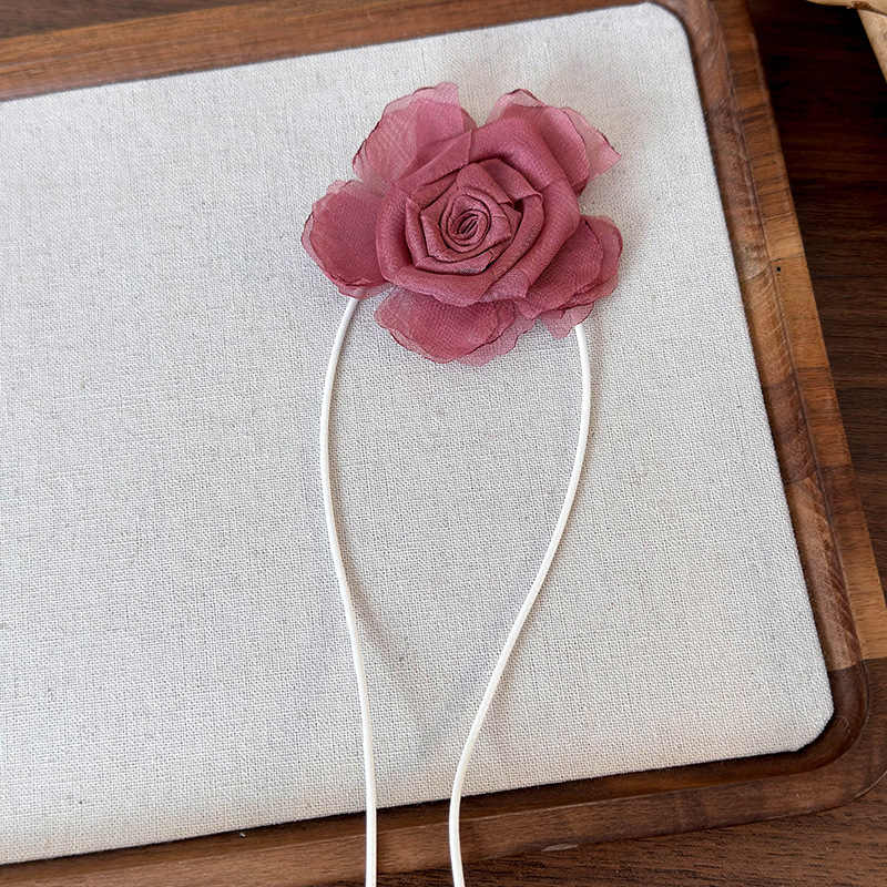 สร้อยคอช็อกเกอร์ดอกกุหลาบแห้งและดอกคาเมลเลีย