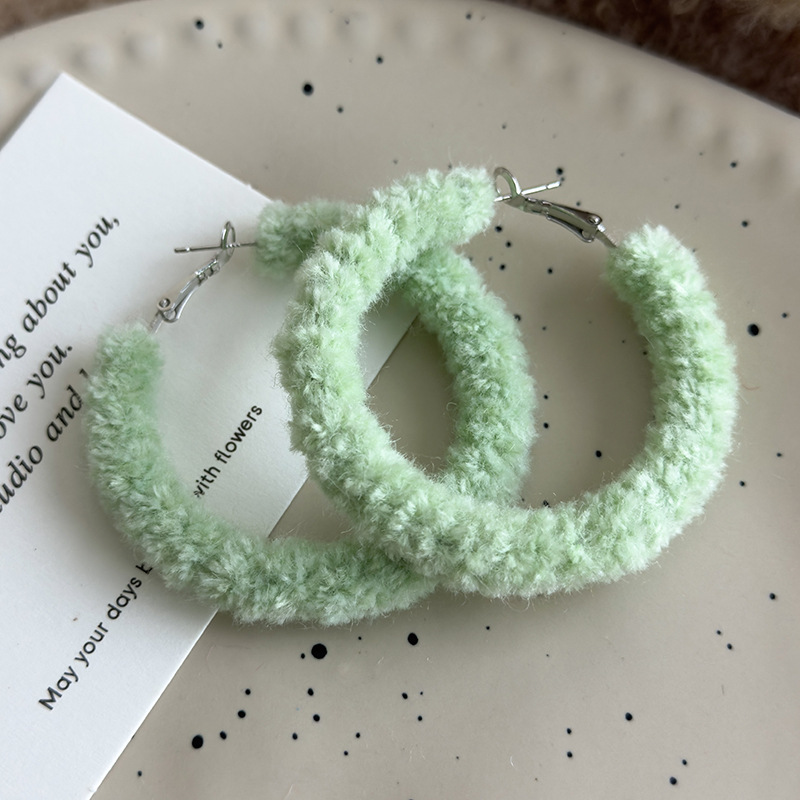 أقراط دائرة ناعمة وطرية