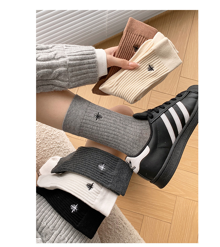 Meias Mid-Calf Bordadas com Abelha