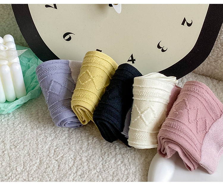 Meias Mid-Calf Argyle com Color-Blocking