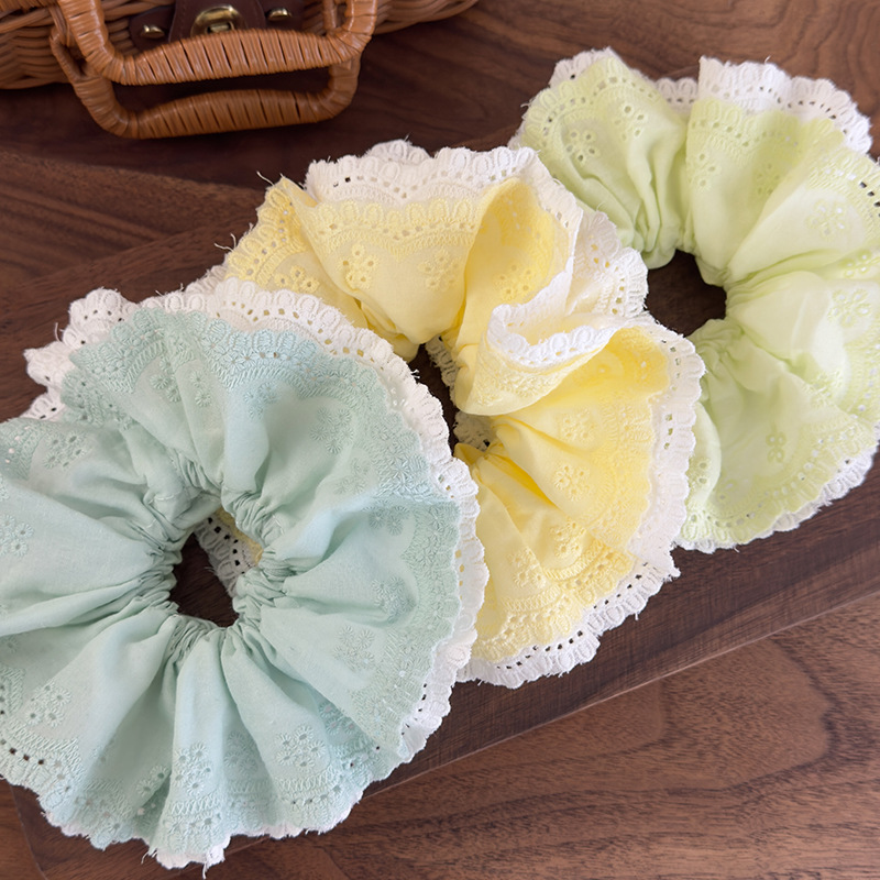 Hair Scrunchie z Haftowaną Koronką