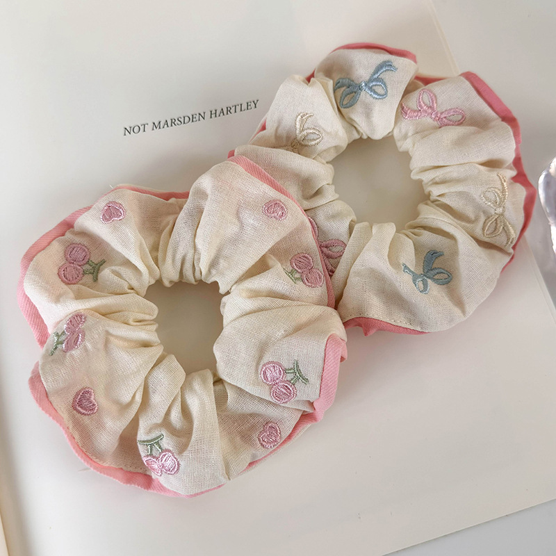 Wyszywana Kokardka i Wiśniowa Gumka