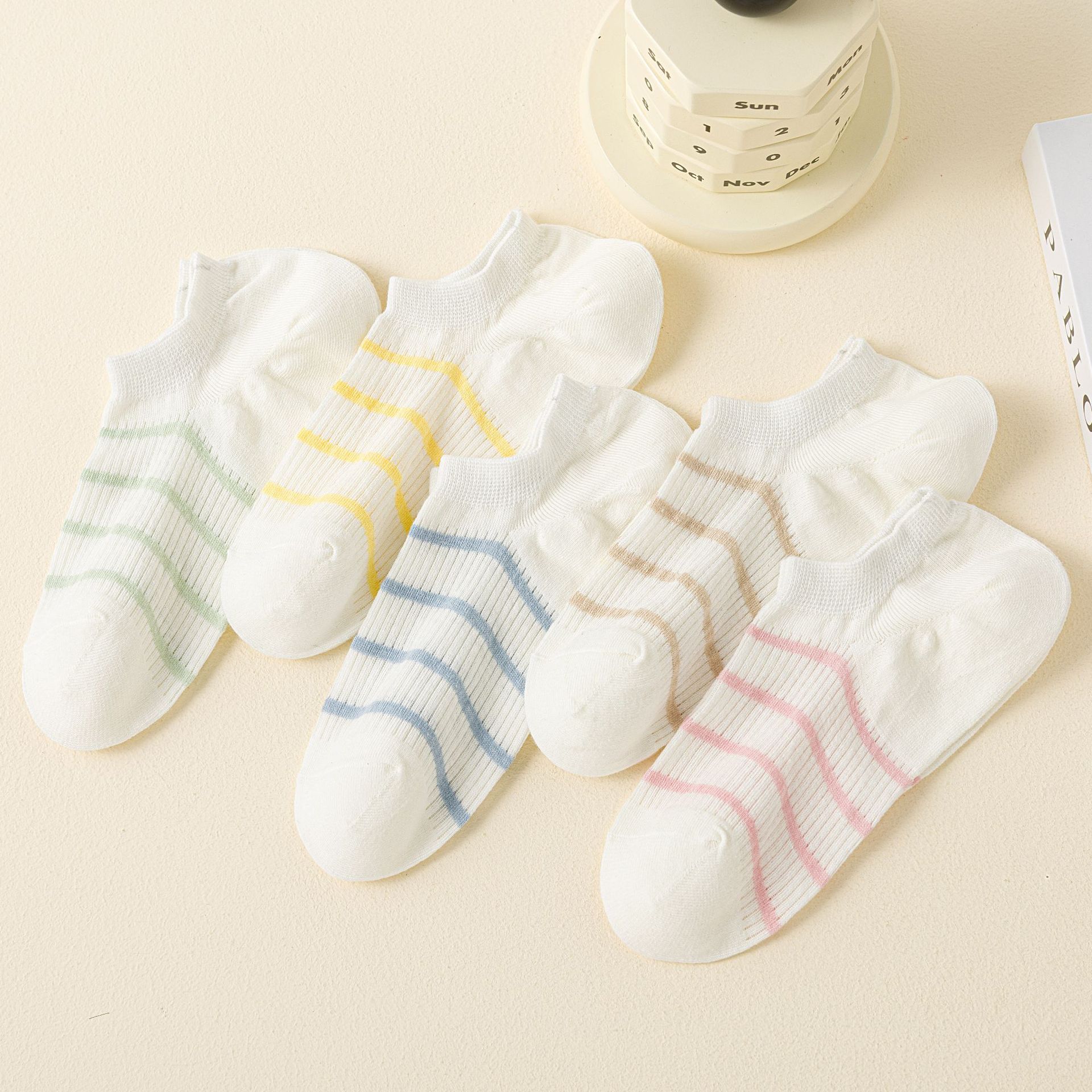 جوارب نسائية غير ظاهرة مخططة