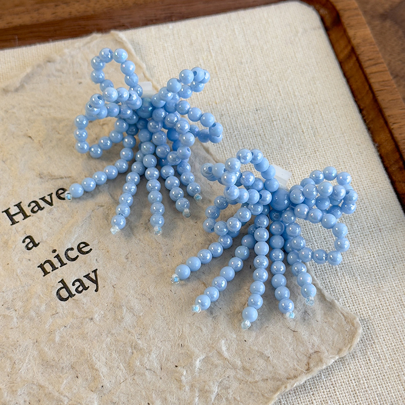 ビーズボウとタッセル付きシュークリップ