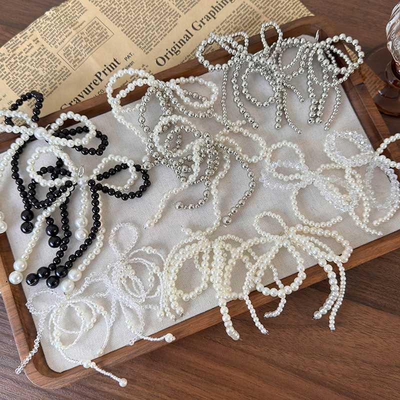 مشبك حذاء بكعبة من اللؤلؤ الرمادي الفضي