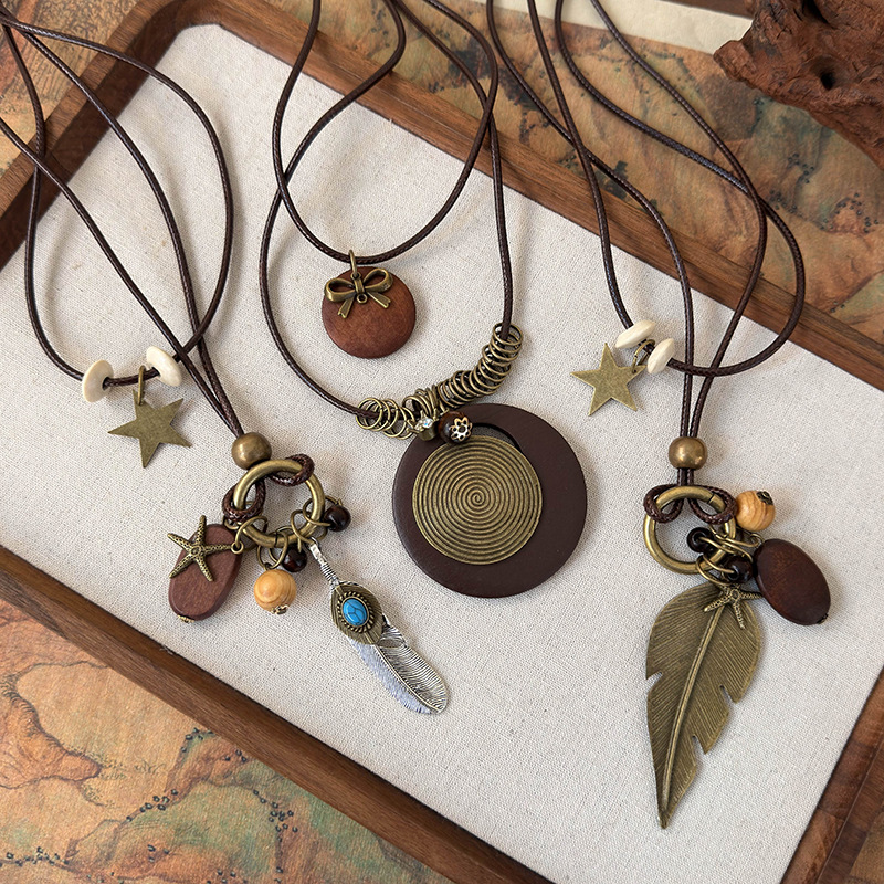 レイヤードビーズネックレス フェザーペンダント付き