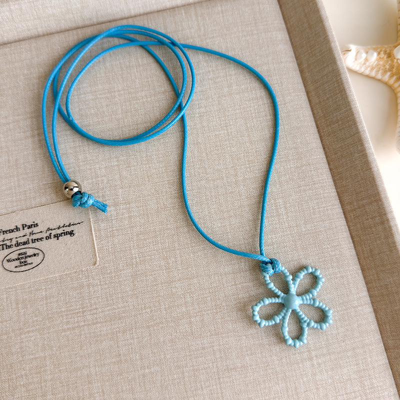 Блакитне намисто з мушлями та намистинами