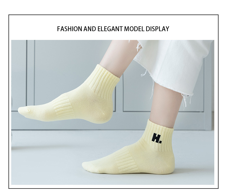 Șosete cu litera H brodată