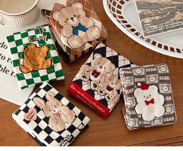 Meias Femininas com Estampa Xadrez e Ursos de Desenho Animado