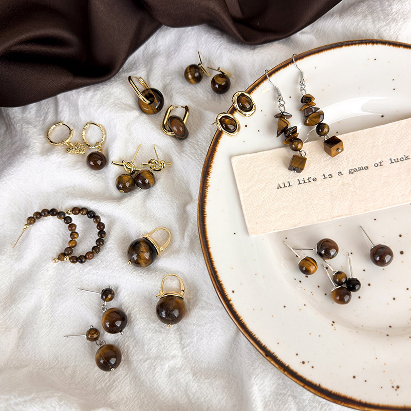 أقراط متدلية من عين النمر