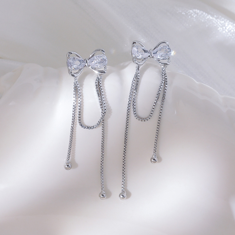 أقراط طويلة ذات شرابات ورباط