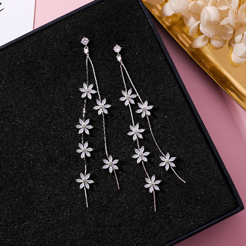 Pembe Kiraz Çiçeği Püsküllü Zirkonya Küpeler