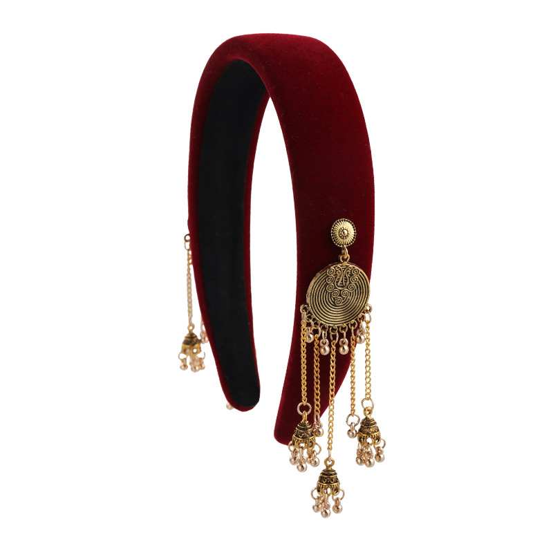Πλεκτή ζώνη μαλλιών από βελούδο με μεταλλικό μενταγιόν