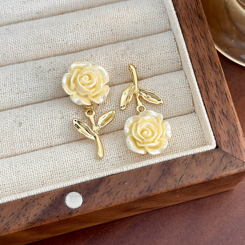 Orecchini con Pendenti a Petali Perlati Strass