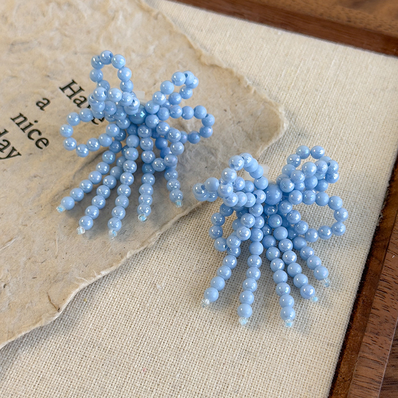 ビーズボウとタッセル付きシュークリップ