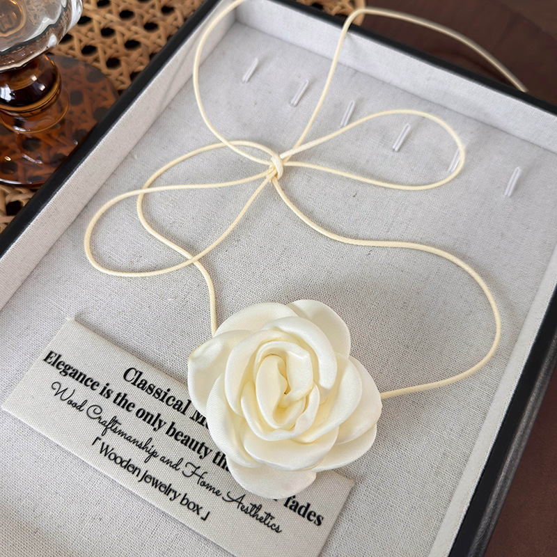 Кольє-чокер з квітковими трояндами