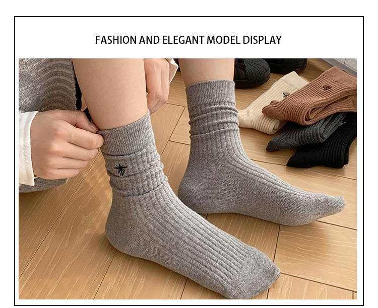 Meias Mid-Calf Bordadas com Abelha