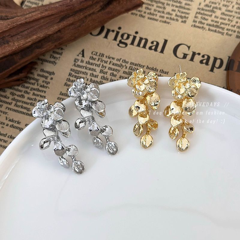 أقراط معدنية بتصميم الزهور والأوراق والشرابات