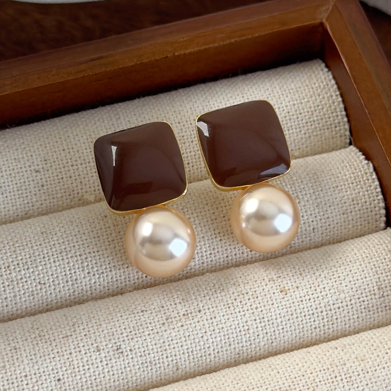 Geometrické Hnědé Náušnice s Kapkovým Glazurou