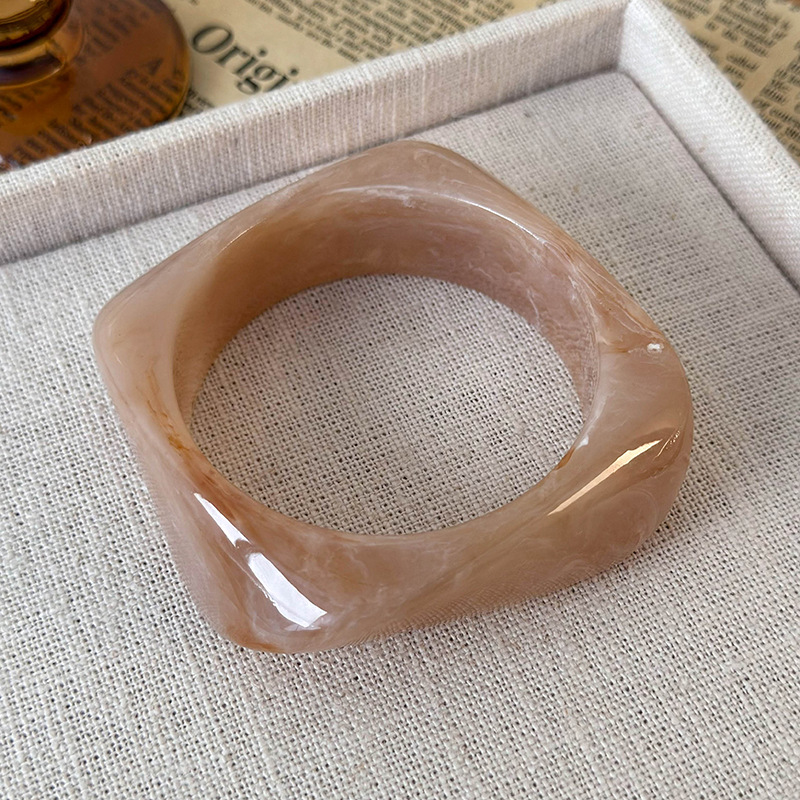 Асиметричні браслети зі смоли