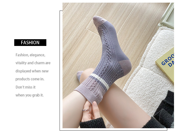 Meias de mulher até meio da canela com blocos de cor roxa e listras