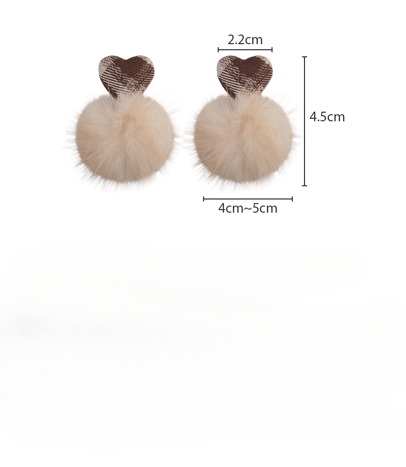 하트형 페이크 퍼 볼 귀걸이