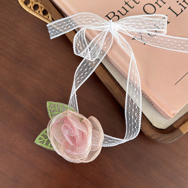 قلادة شوكر بالورد المجفف