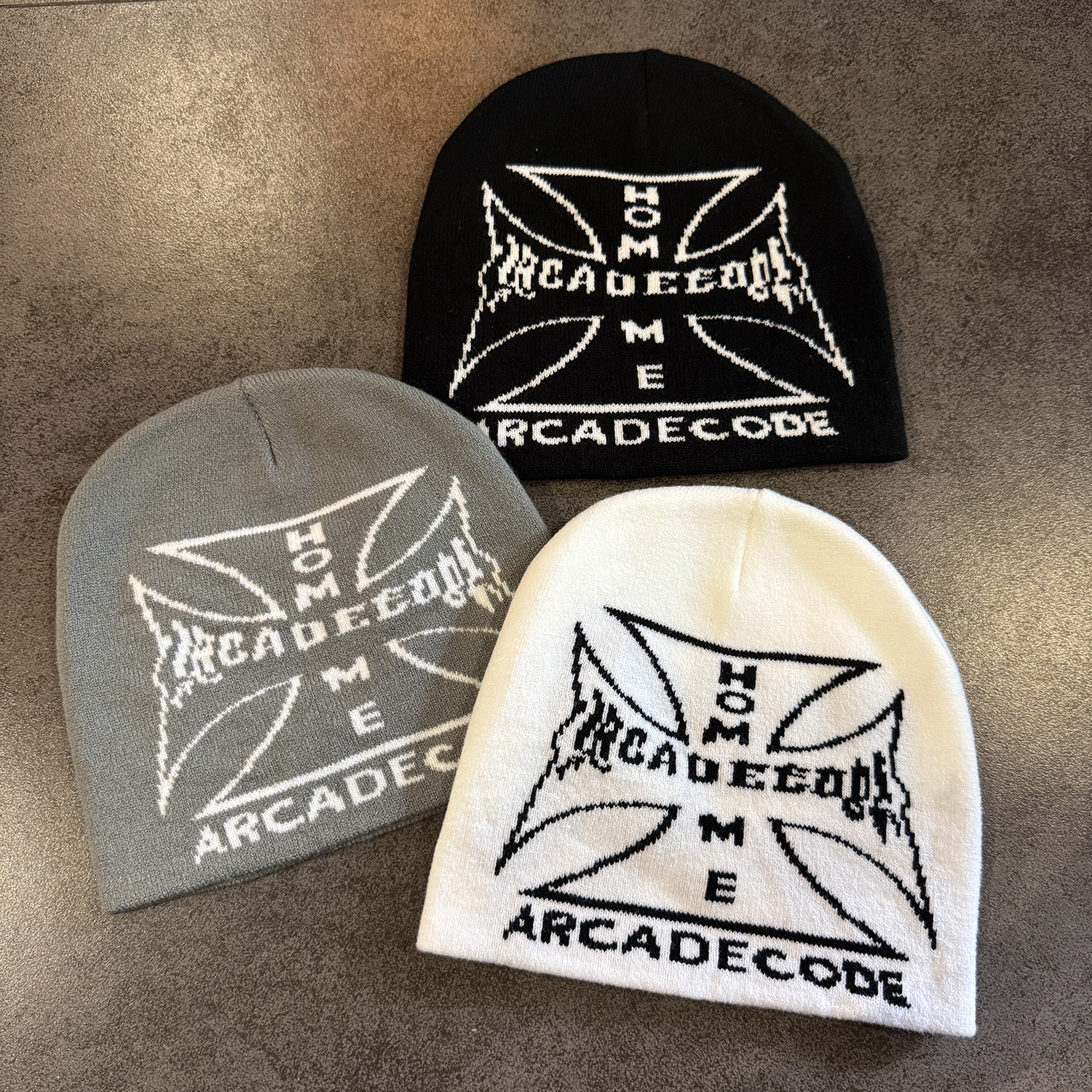 Gorro de Malha com Letras Cruzadas