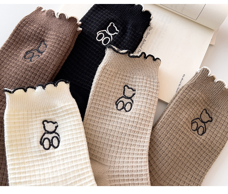 Meias de Cano Médio de Renda com Urso Bordado