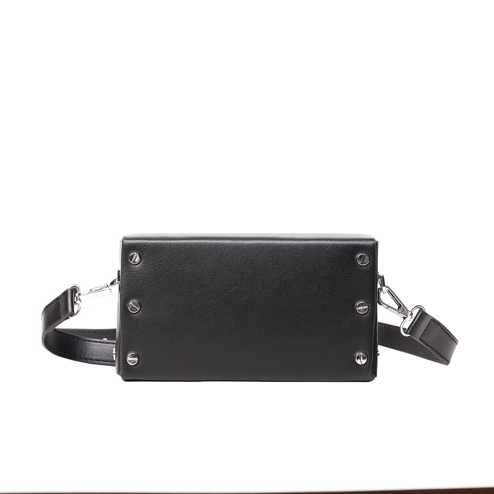Маленькая квадратная сумка через плечо с цепочкой