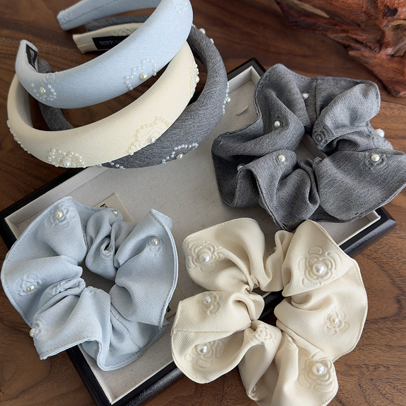 Coleteros y Diademas con Perlas Florales en Relieve