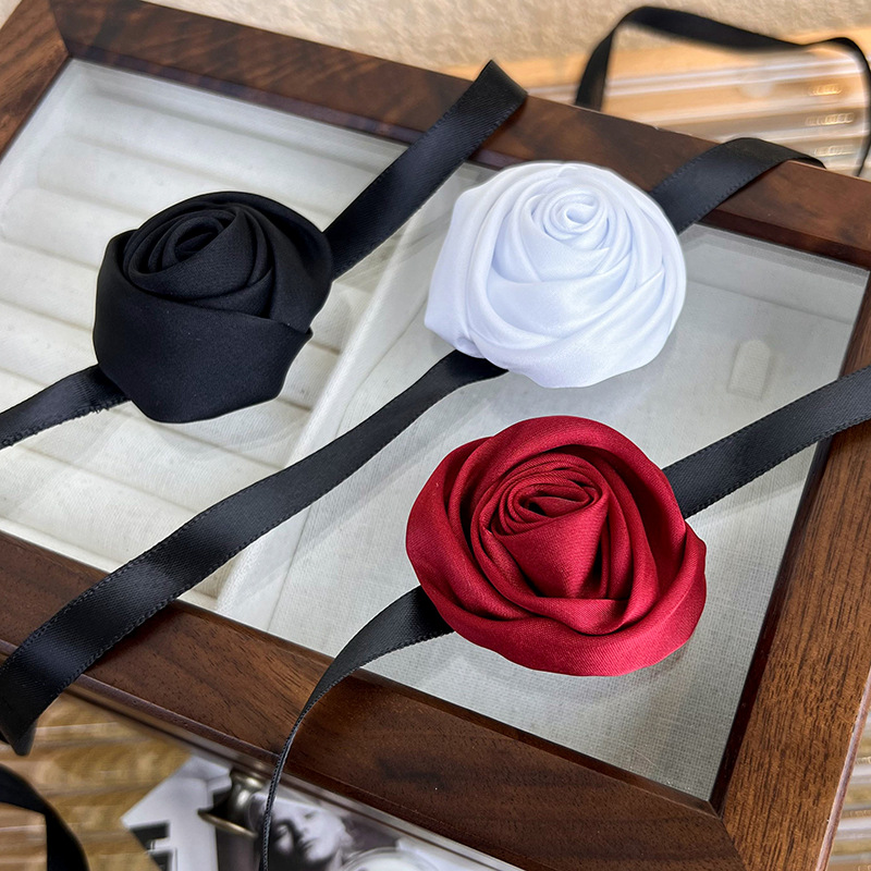 Регульований намисто-чокер з трояндою